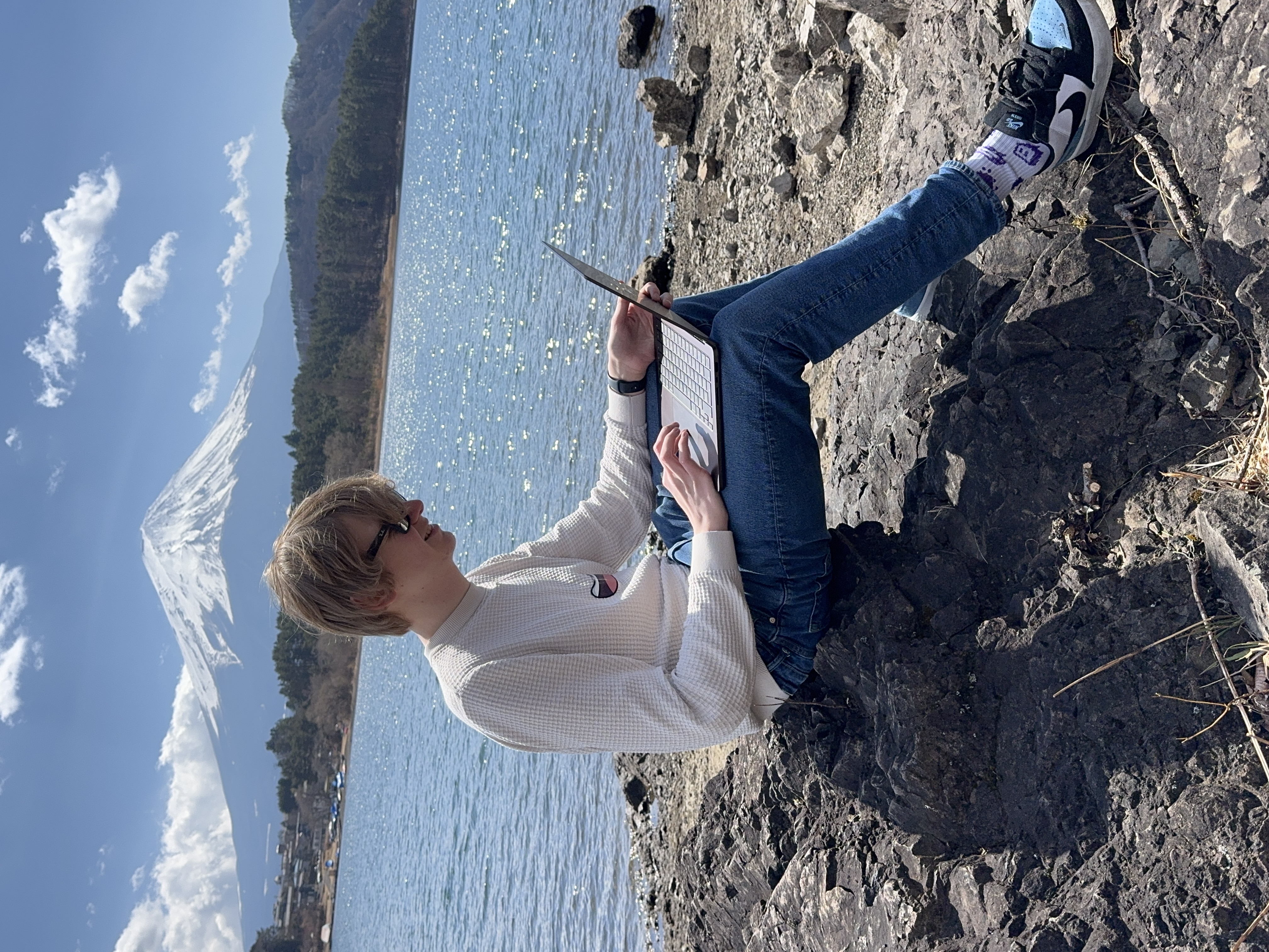 Ryan werkt aan zijn MacBook in Japan bij Mount Fuji